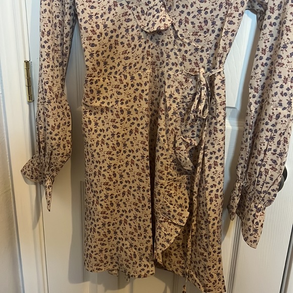 Ditzy Floral Wrap Dress NWT - Picture 3 of 4